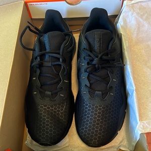 Nike Legend Essential 2 Trainer shoe black size 10 *NEW* 👟